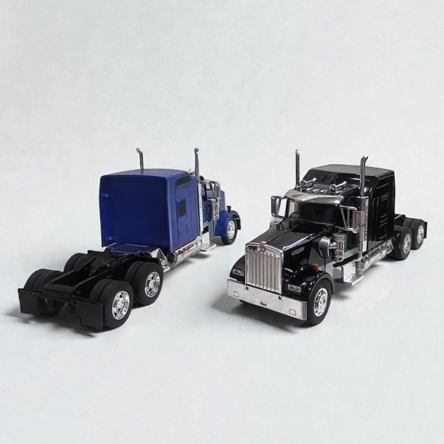 Kenworth W900 Cabezal Negro y Azul Escala 1:32 – Tractocamión Clásico de Colección