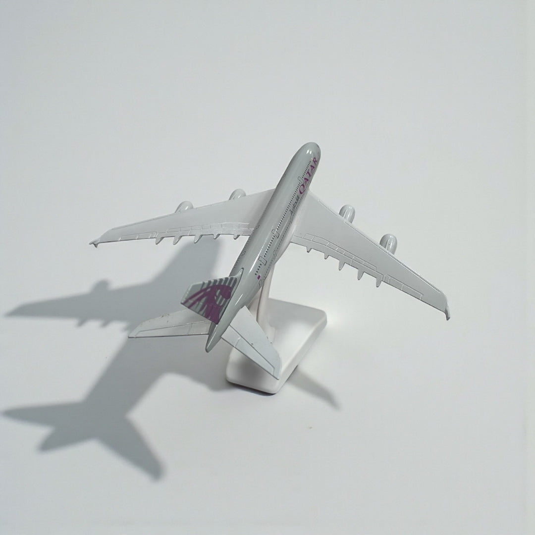 Avión Qatar Airways 1:350 – Modelo de Colección | Elegancia y Precisión Aeronáutica