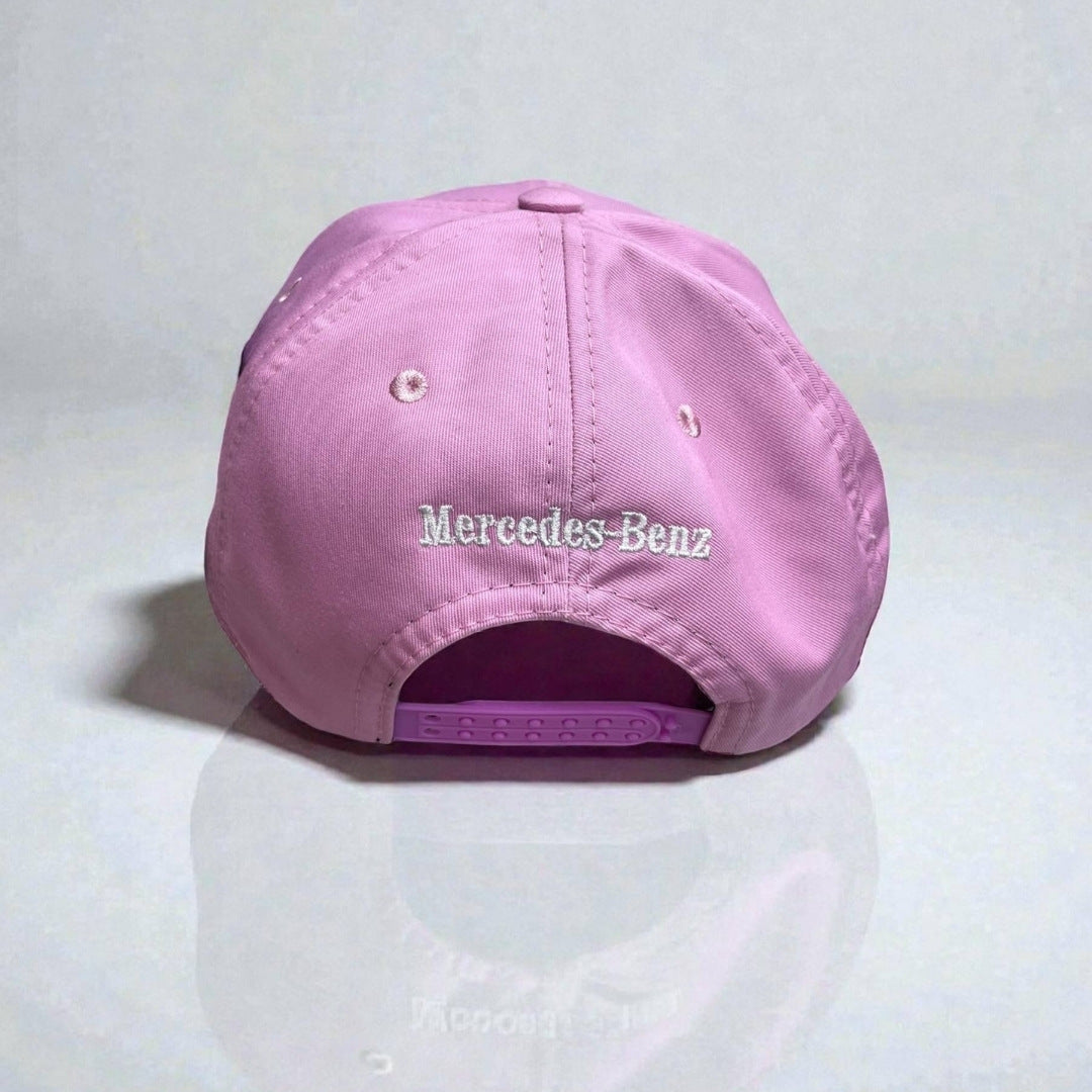 Gorra Mercedes Rosada | Estilo Moderno y Elegancia Distintiva