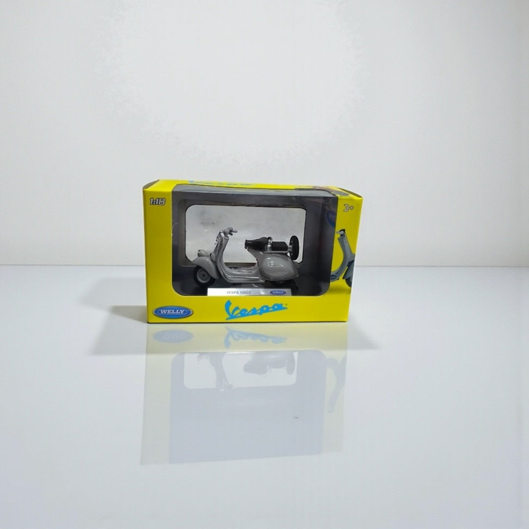 Moto Vespa 125 CC 1:18 – Modelo a Escala Detallado para Coleccionistas