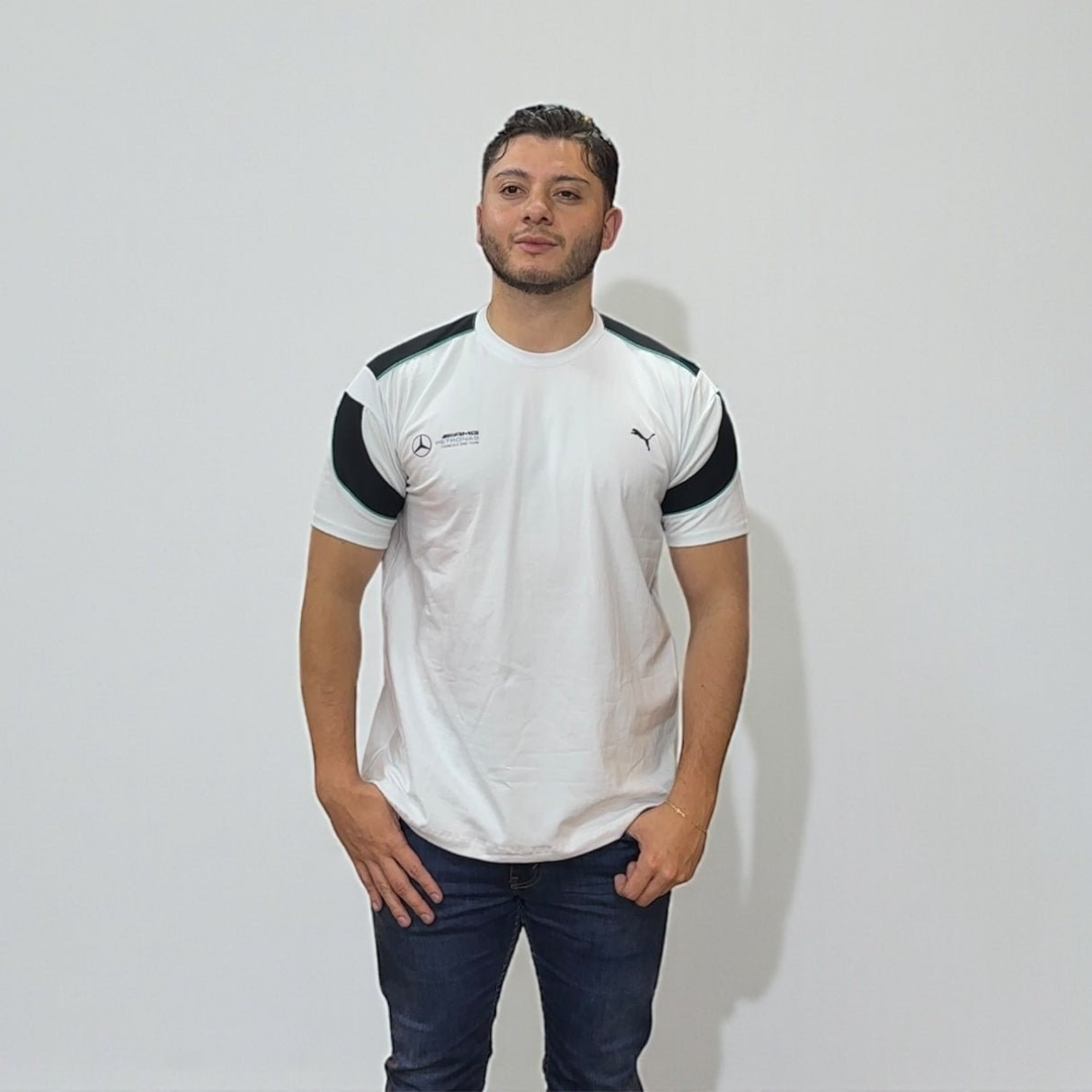 Camiseta Mercedes Blanca – Estilo Motorsport | Elegancia y Pasión Automotriz