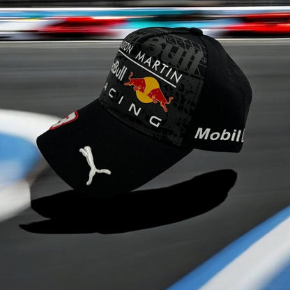 Gorra Red Bull Aston Martin – La Fusión Perfecta de Potencia y Elegancia