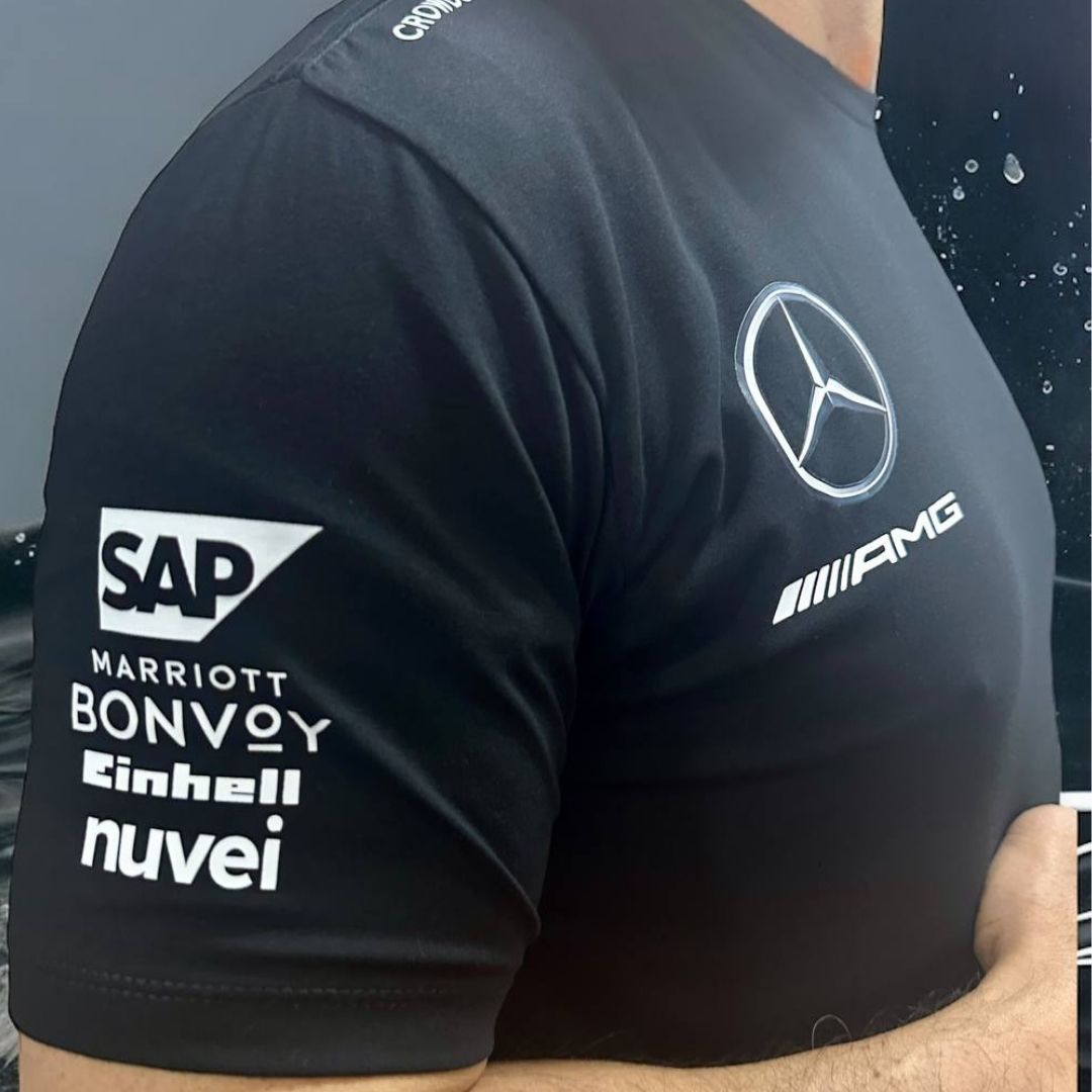 Camiseta Negra Mercedes-AMG - ¡Potencia y Elegancia en Cada Detalle!