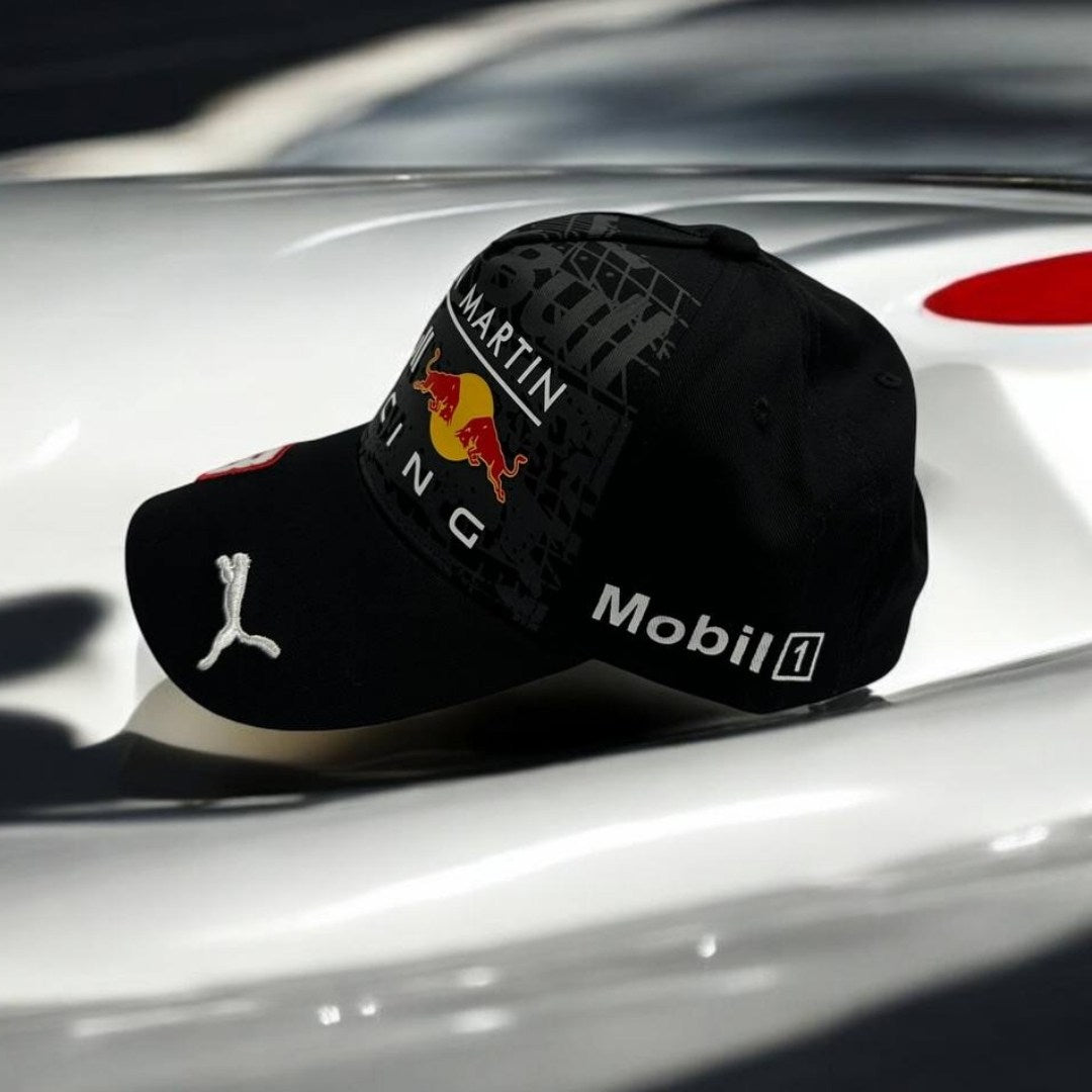 Gorra Red Bull Aston Martin – La Fusión Perfecta de Potencia y Elegancia