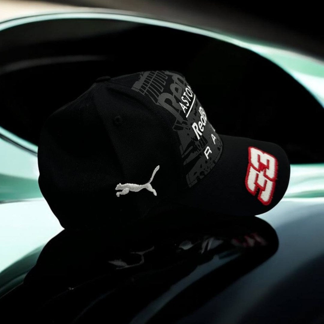 Gorra Red Bull Aston Martin – La Fusión Perfecta de Potencia y Elegancia