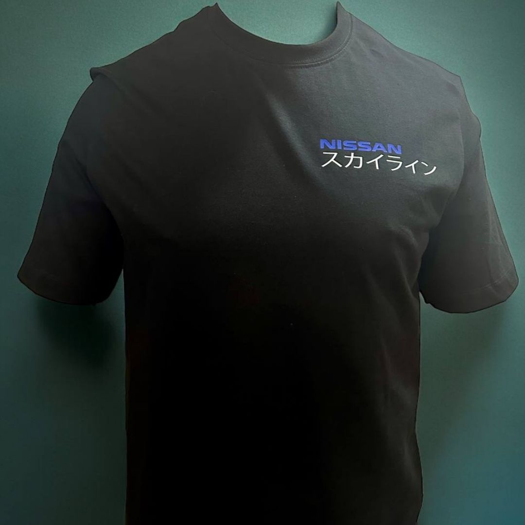 Camiseta Negra Nissan Skyline - ¡Estilo Legendario y Pasión por la Velocidad!