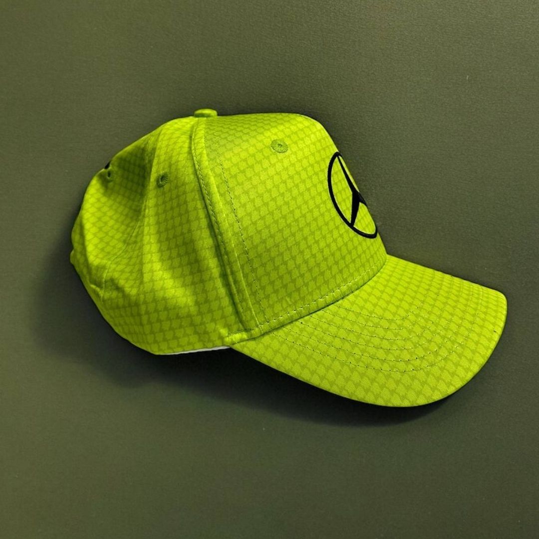 ¡Gorra Verde Mercedes - Elegancia y Innovación en Cada Detalle!