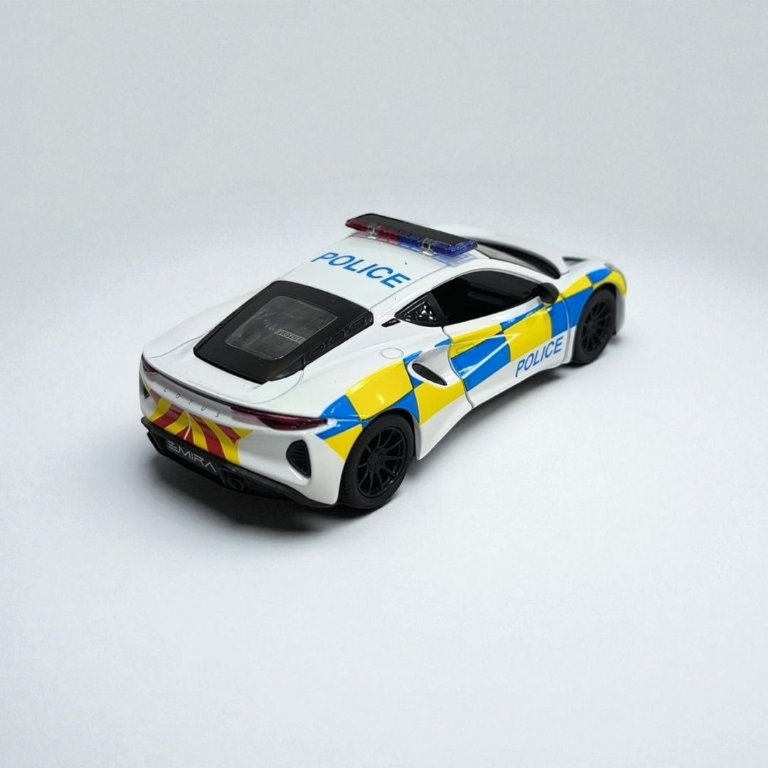 Lotus Emira Policial 1:32 – Edición de Colección en Metal | Patrulla Deportiva de Alto Rendimiento