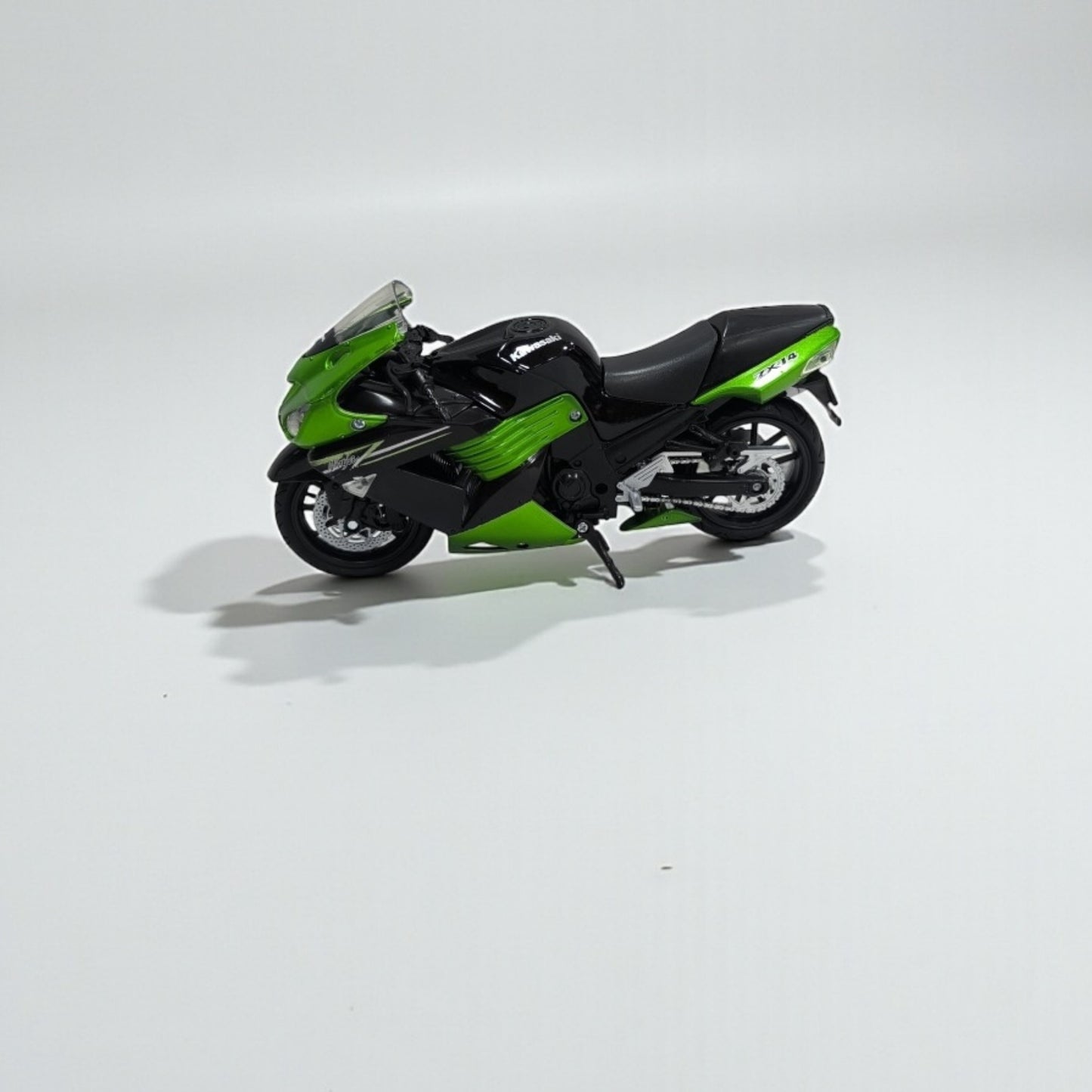 Kawasaki ZX-14 2011 Escala 1:12 – Moto Deportiva de Colección