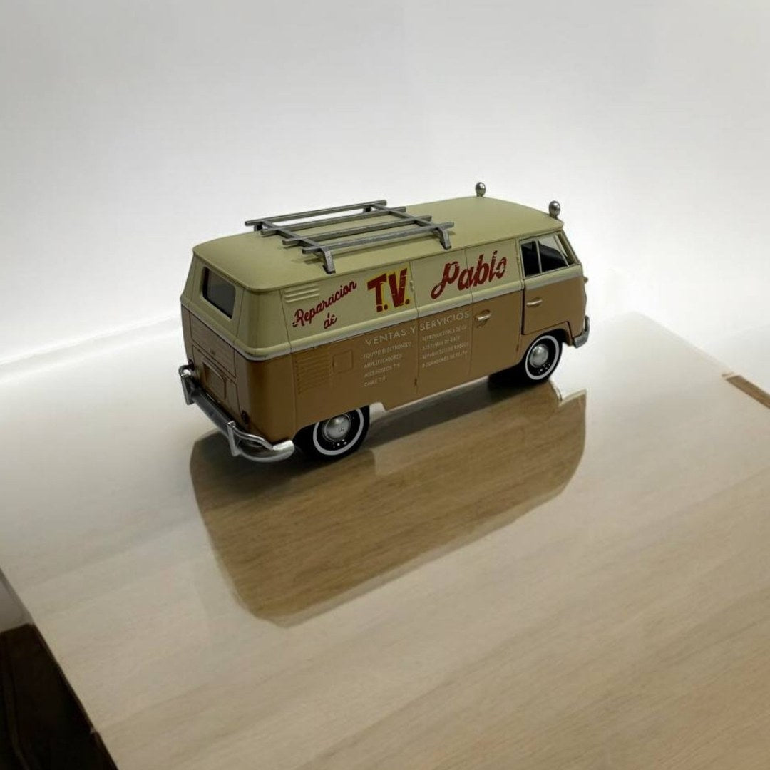 Volkswagen Bus Wheeljack Transformers a Escala 1:32 – La Fusión de Estilo y Poder