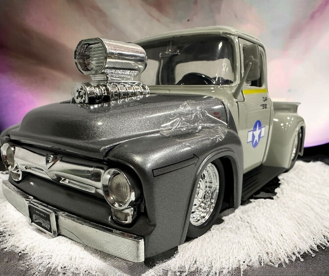 FORD F-100 1956 STREER FIGHTER 1:24