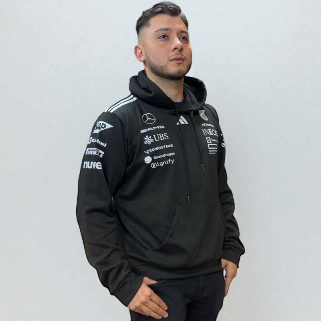 Buzo Mercedes-AMG Petronas Negro – Elegancia, Potencia y Estilo de Pista