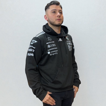 Buzo Mercedes-AMG Petronas Negro – Elegancia, Potencia y Estilo de Pista