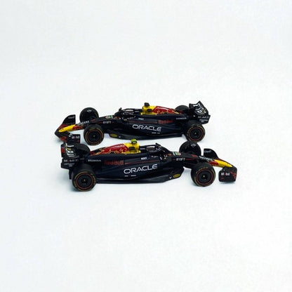Cuadro Red Bull RB20 Max Verstappen & Checo Pérez – 2 Autos a Escala 1:43 de Colección