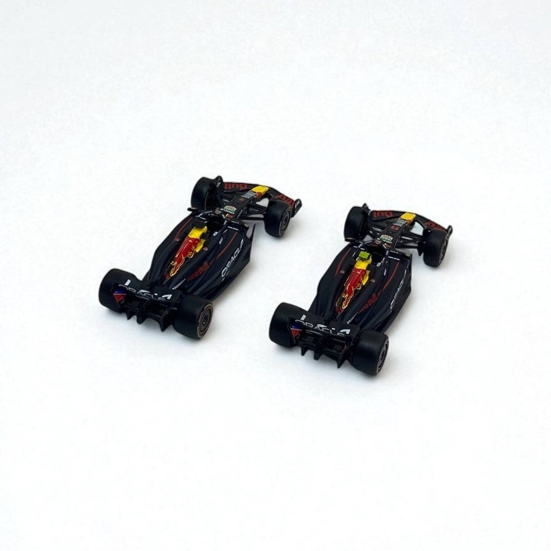 Cuadro Red Bull RB20 Max Verstappen & Checo Pérez – 2 Autos a Escala 1:43 de Colección