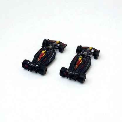 Cuadro Red Bull RB20 Max Verstappen & Checo Pérez – 2 Autos a Escala 1:43 de Colección