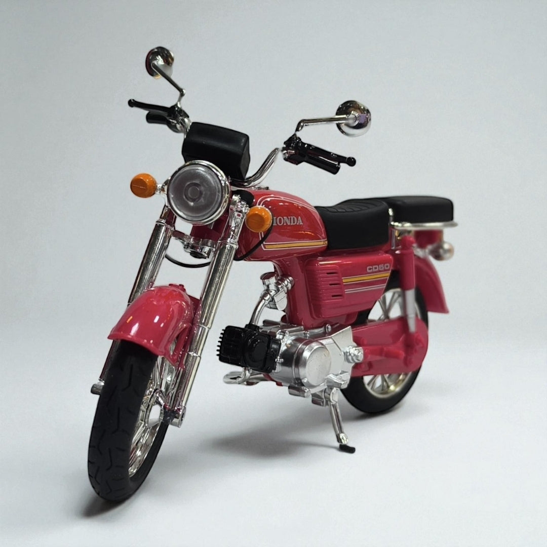 Honda CD 50 Roja 1:10 – Clásica, Detallada y de Estilo Retro