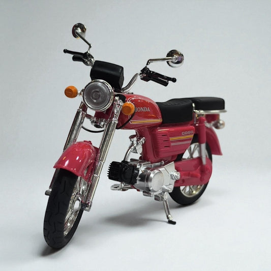 Honda CD 50 Roja 1:10 – Clásica, Detallada y de Estilo Retro