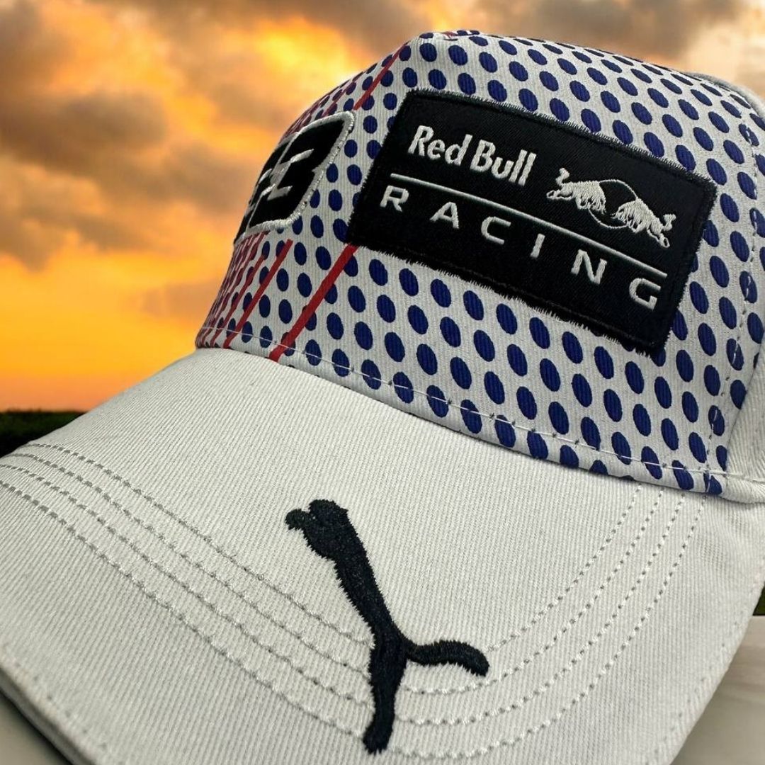 ¡Gorra Red Bull 33 Blanca - Elegancia y Velocidad en Armonía!