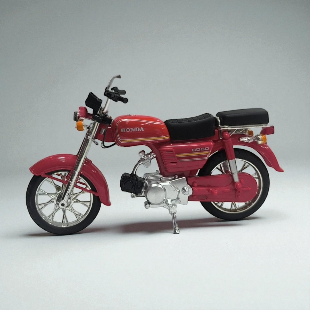 Honda CD 50 Roja 1:10 – Clásica, Detallada y de Estilo Retro