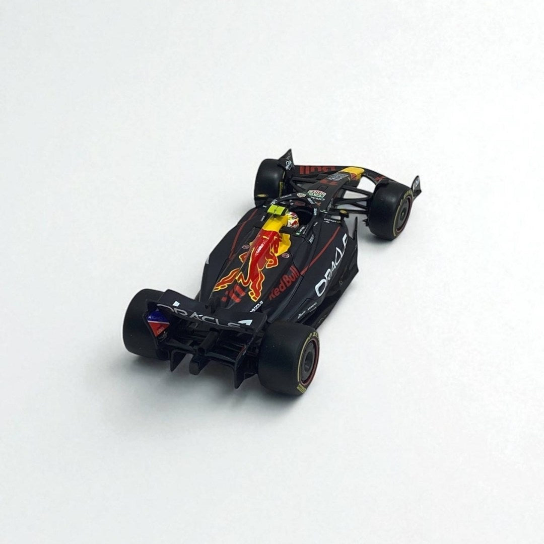 Red Bull RB19 #11 Checo Pérez 1:24 con Juego de Llantas – Auto F1 de Colección