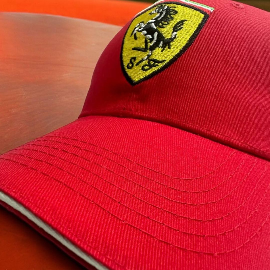 Gorra Ferrari Roja Oficial - Estilo y Pasión para los Fans de la F1