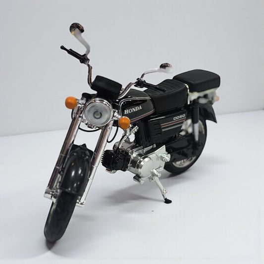Honda CD 50 Negra 1:10 – Clásico Urbano con Estilo Elegante