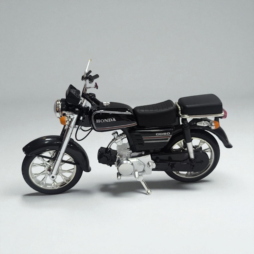 Honda CD 50 Negra 1:10 – Clásico Urbano con Estilo Elegante