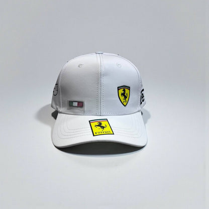 Gorra Ferrari Blanca – Estilo Racing Premium | Pasión y Elegancia en Cada Detalle