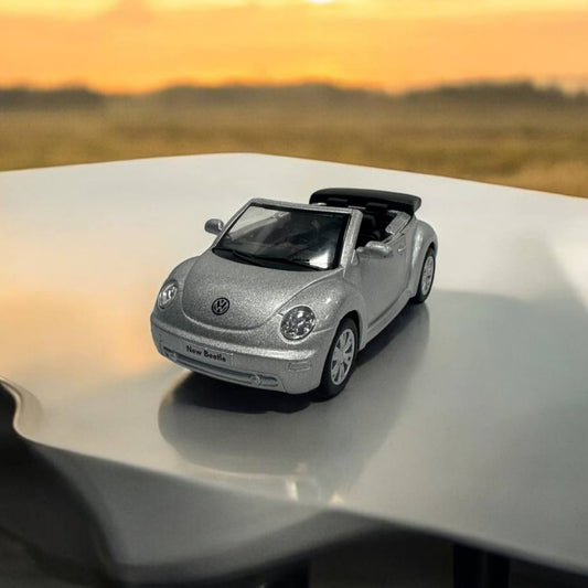 Volkswagen New Beetle 2003 1:32 – Modelo a Escala – Diseño Icónico y Detalles Elegantes