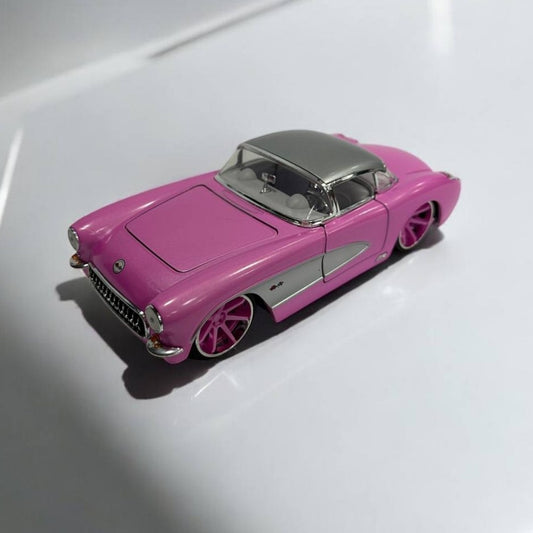 Chevrolet Corvette 1957 a Escala 1:24 – Un Ícono de la Era Dorada del Automovilismo