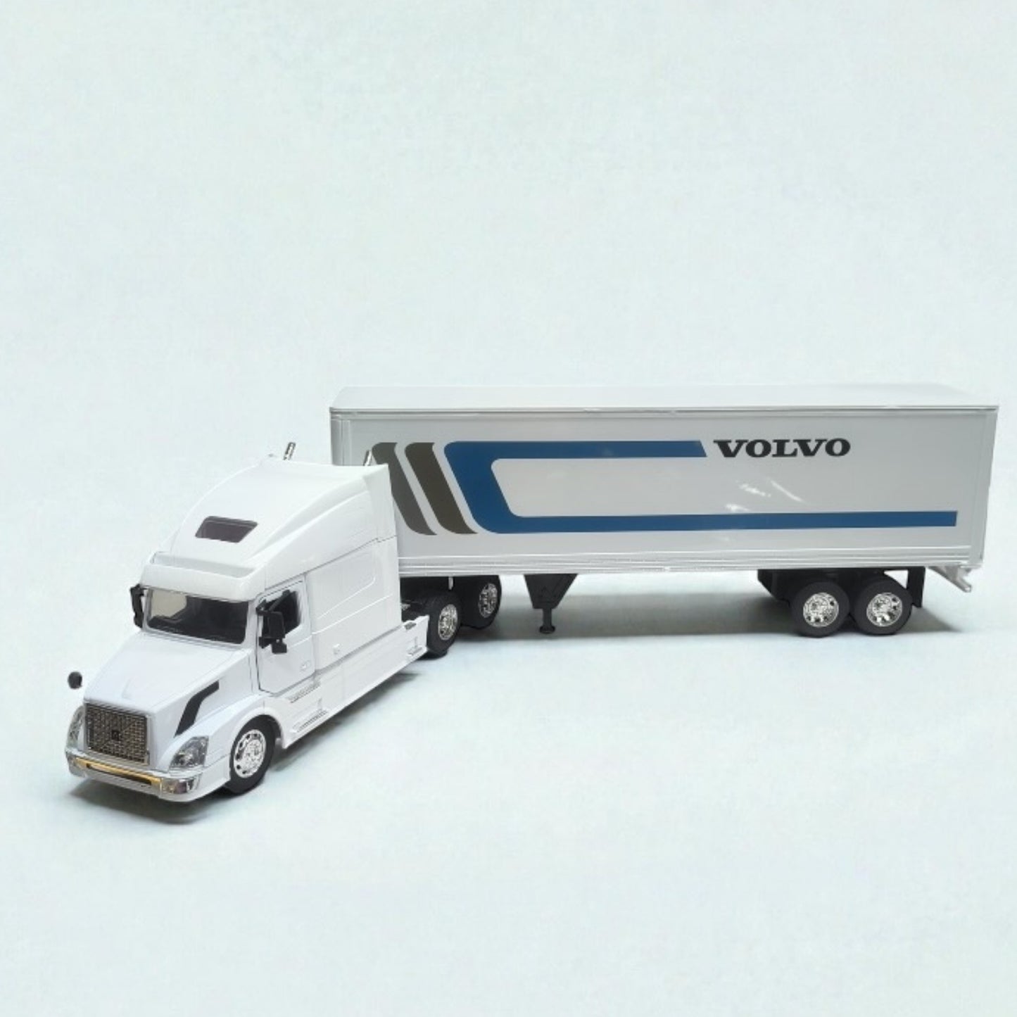 Volvo VN 780 Escala 1:32 – Tractocamión de Larga Distancia de Colección