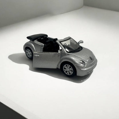 Volkswagen New Beetle 2003 1:32 – Modelo a Escala – Diseño Icónico y Detalles Elegantes