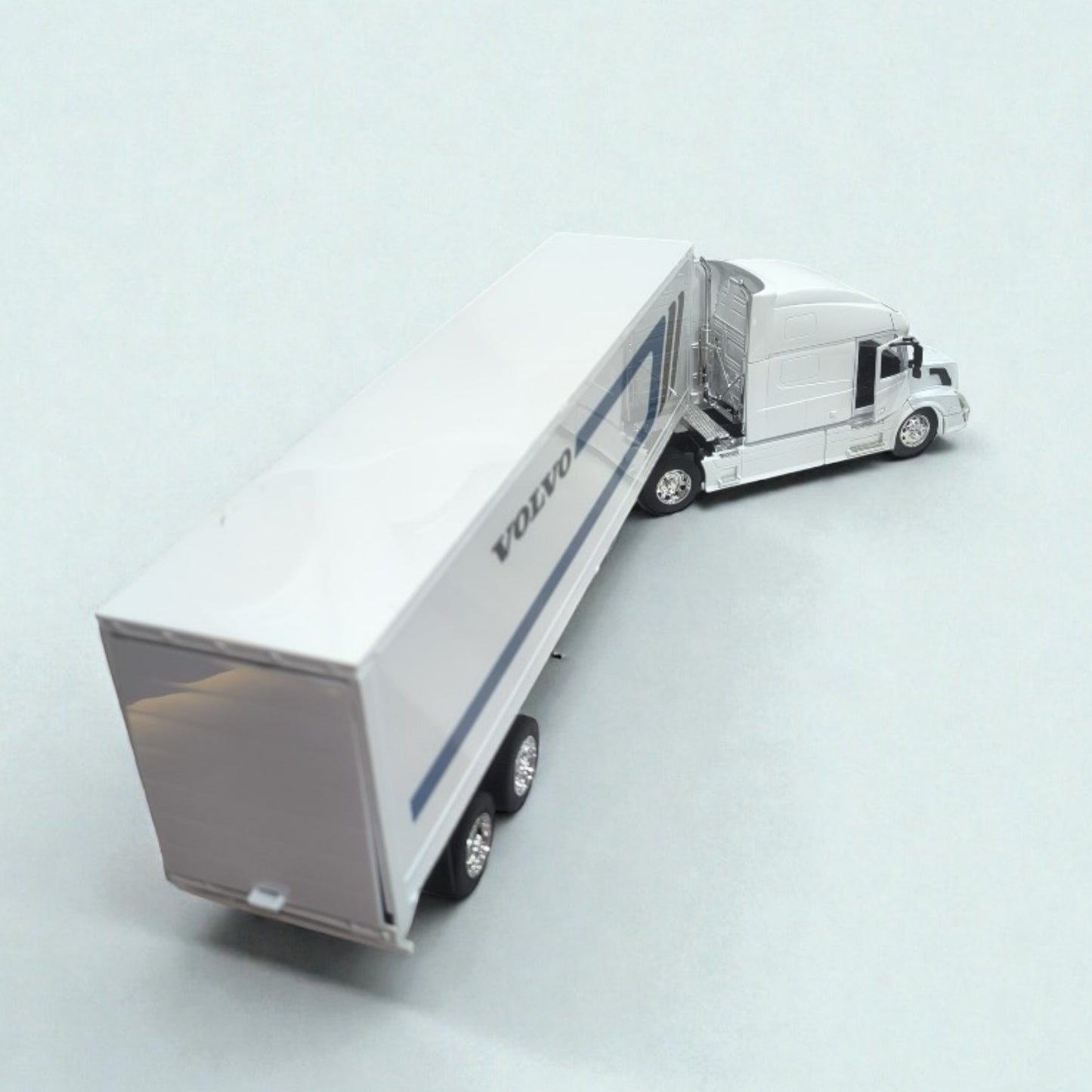 Volvo VN 780 Escala 1:32 – Tractocamión de Larga Distancia de Colección