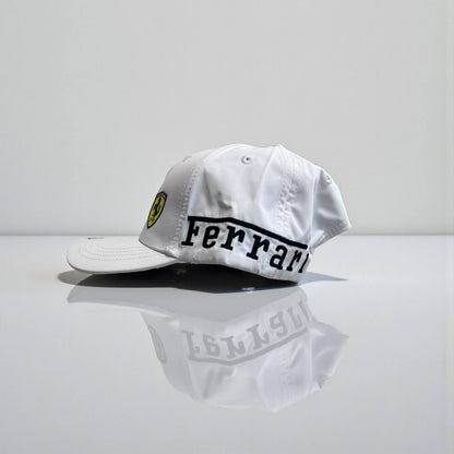 Gorra Ferrari Blanca – Estilo Racing Premium | Pasión y Elegancia en Cada Detalle