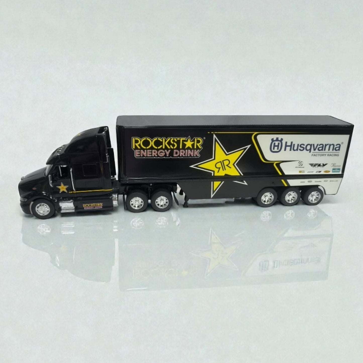 Peterbilt Husqvarna Factory Racing Escala 1:32 – Camión Motorsport de Colección