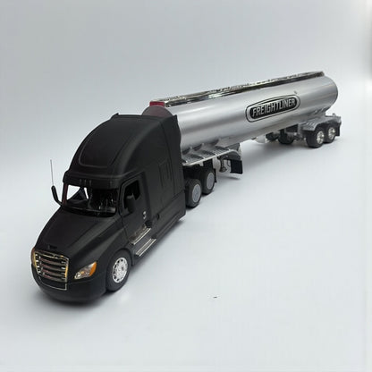 Freightliner Cascadia 1:32 Negro Mate – Camión Premium de Carga en Edición Coleccionista
