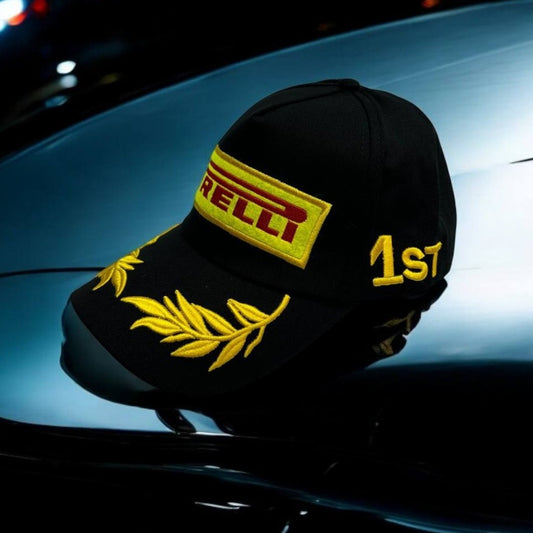 Gorra Pirelli – Inspirada en la Precisión y Rendimiento de las Pistas