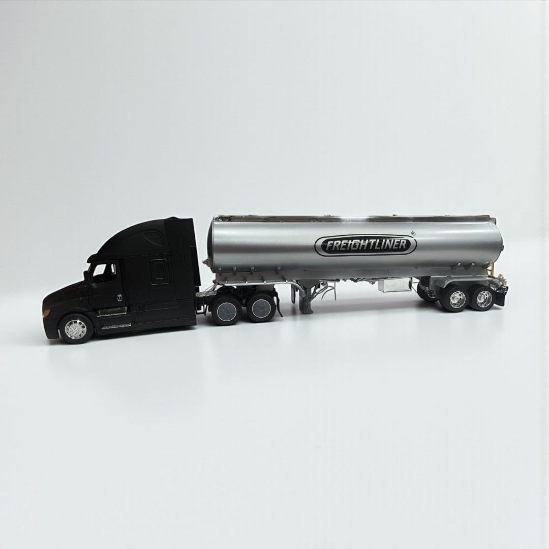 Freightliner Cascadia 1:32 Negro Mate – Camión Premium de Carga en Edición Coleccionista