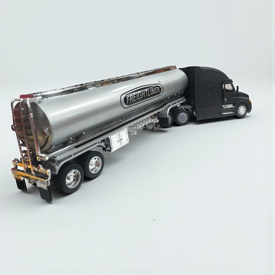 Freightliner Cascadia 1:32 Negro Mate – Camión Premium de Carga en Edición Coleccionista