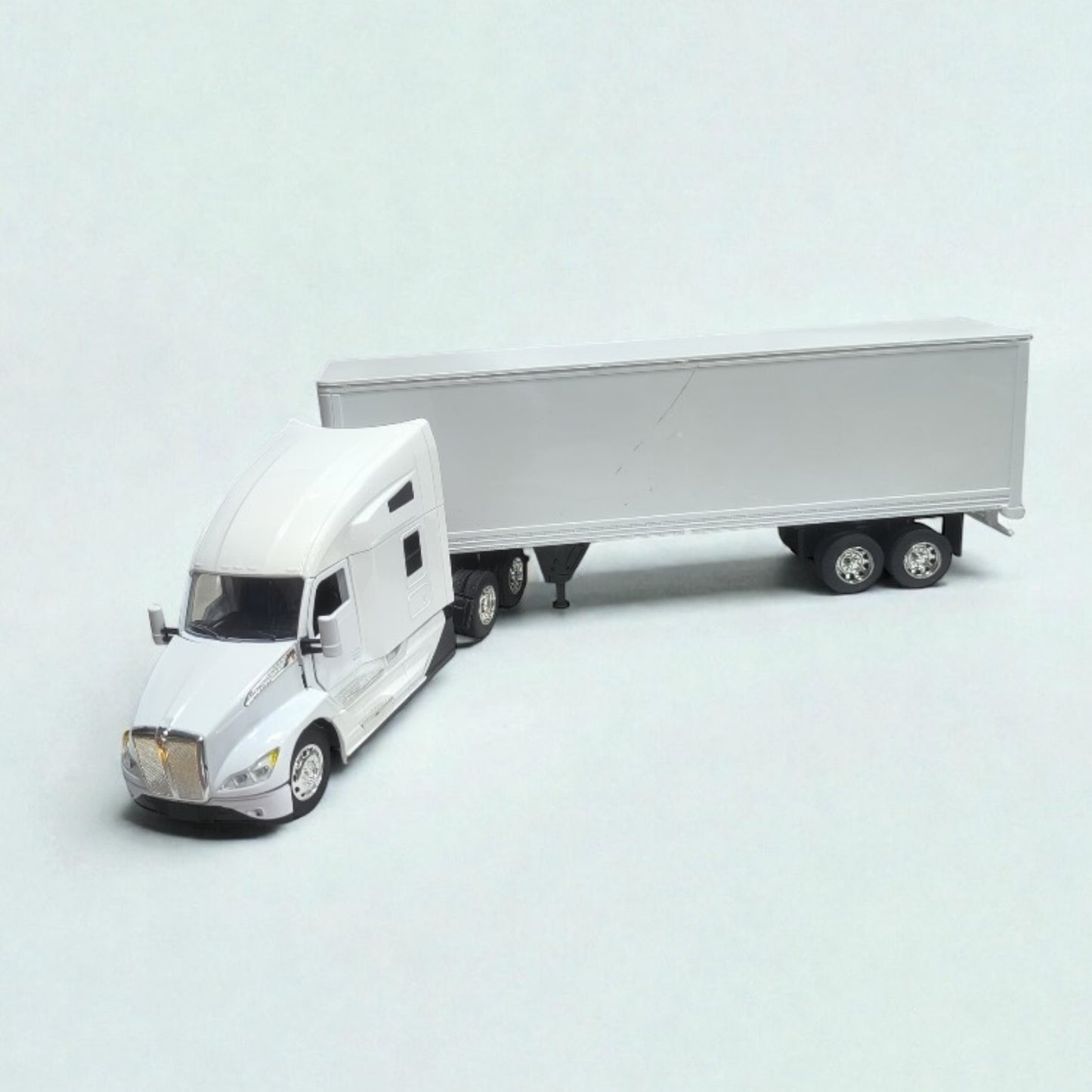Kenworth T680 con Tráiler Escala 1:32 – Tractocamión de Larga Distancia de Colección