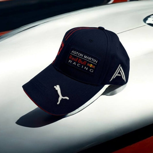 Gorra Red Bull Aston Martin – Poder y Prestigio en el Automovilismo