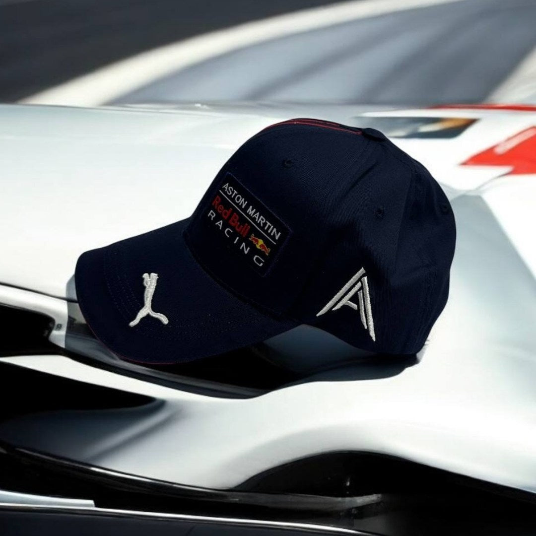 Gorra Red Bull Aston Martin – Poder y Prestigio en el Automovilismo