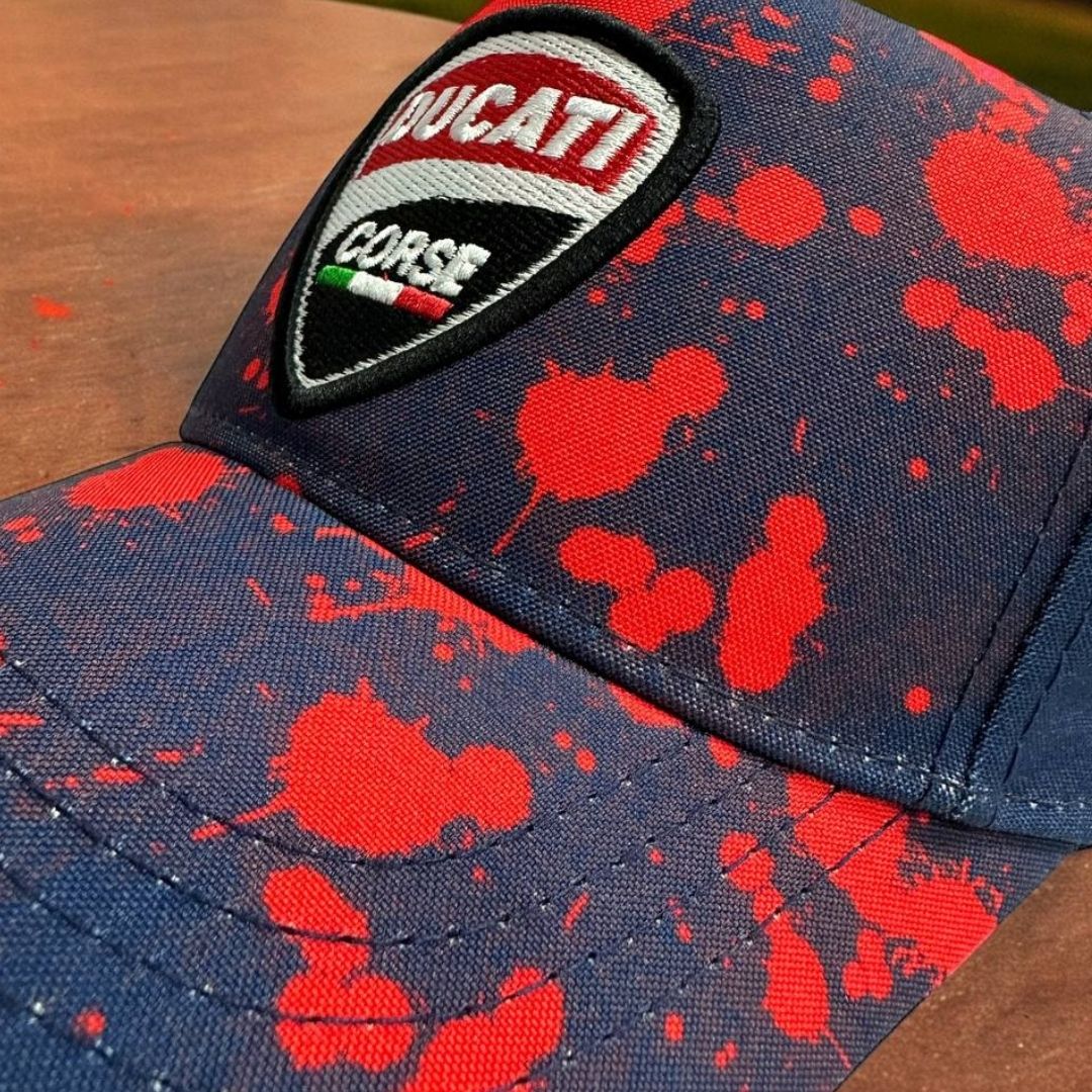 ¡Gorra Ducati Azul con Rojo - Estilo Deportivo y Elegante!