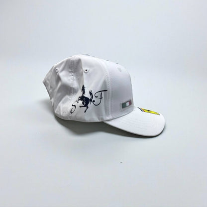 Gorra Ferrari Blanca – Estilo Racing Premium | Pasión y Elegancia en Cada Detalle