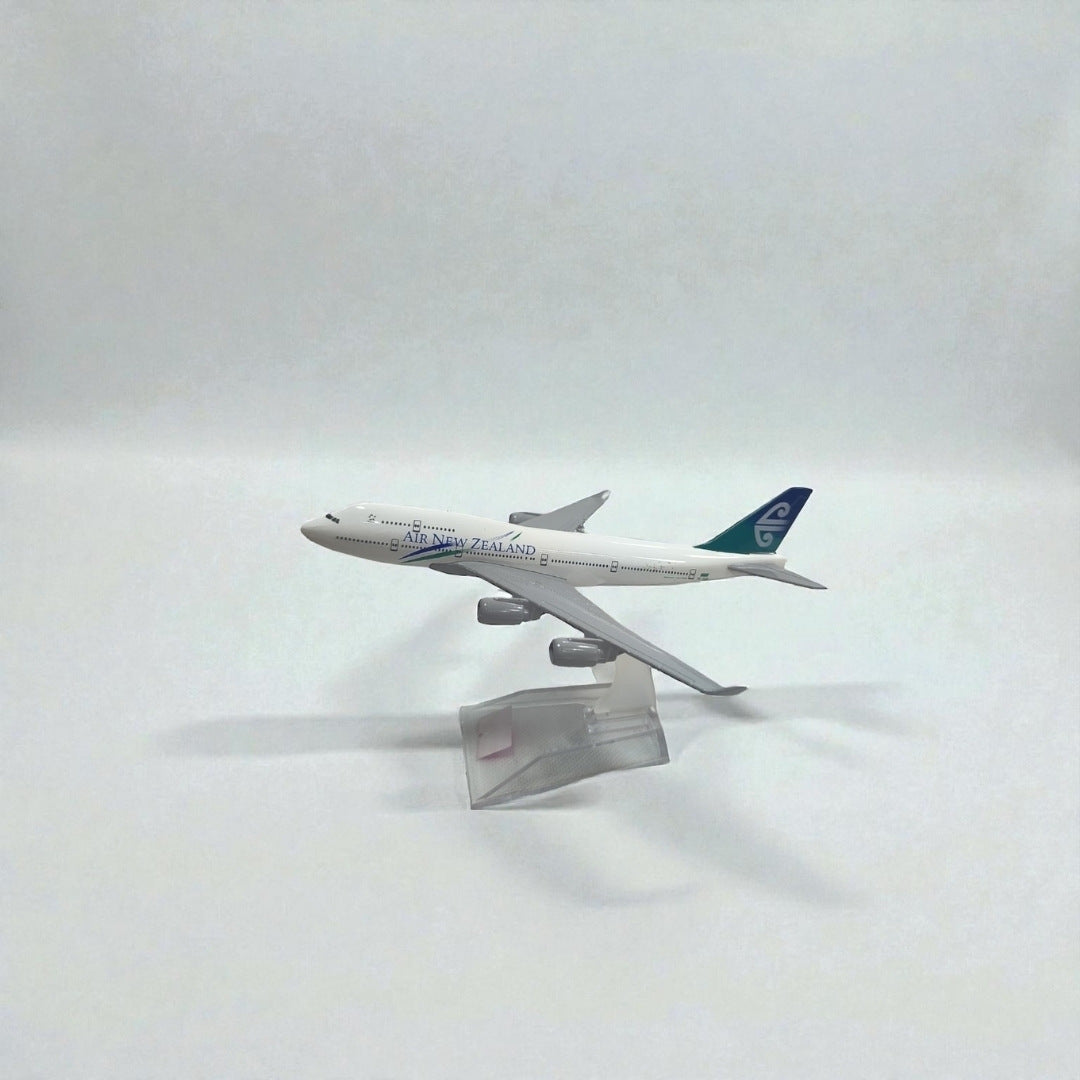 Avión Air New Zealand 1:400 – Modelo de Colección | Elegancia y Precisión en Escala