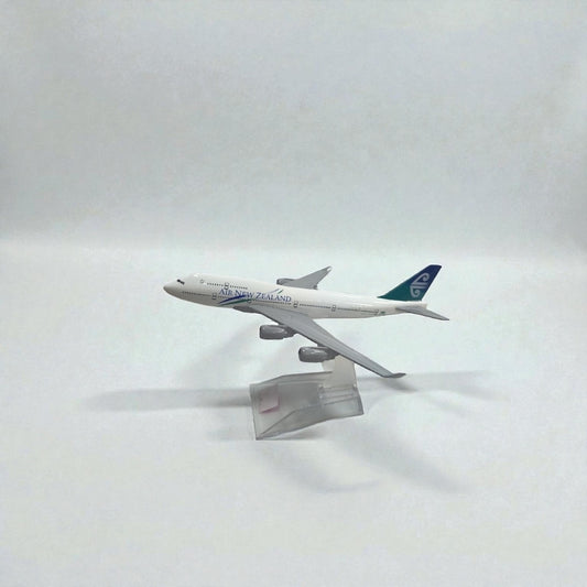 Avión Air New Zealand 1:400 – Modelo de Colección | Elegancia y Precisión en Escala