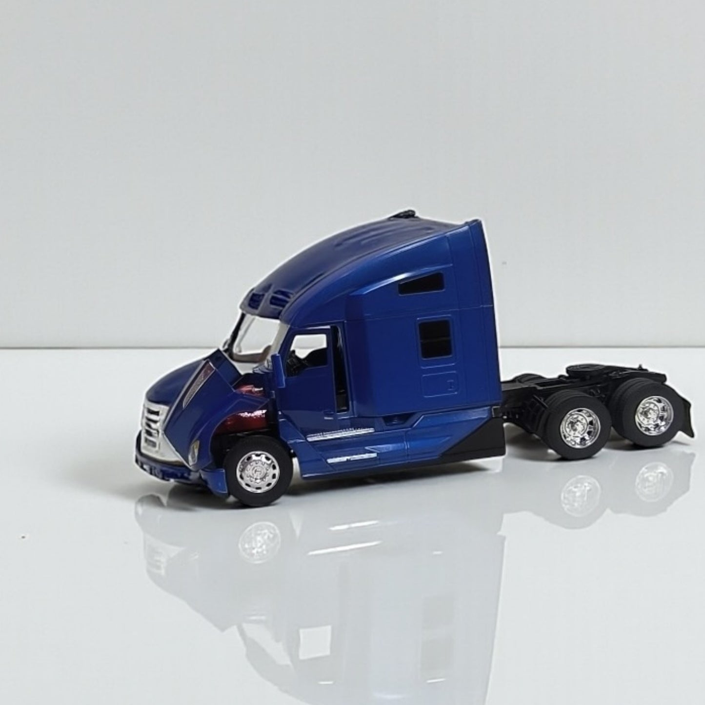 Kenworth T680 Cabezal Rojo y Azul Escala 1:32 – Tractocamión Moderno de Colección