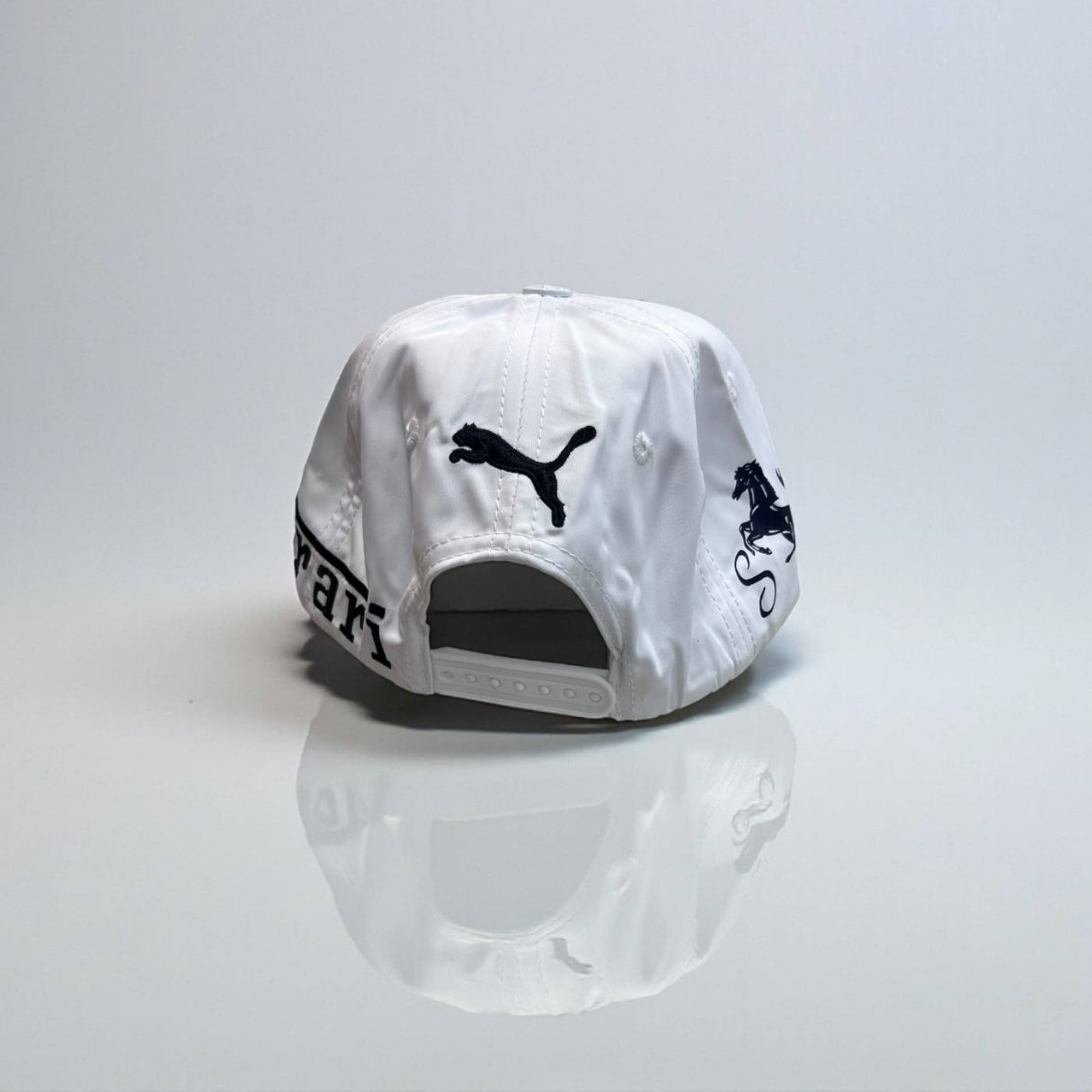 Gorra Ferrari Blanca – Estilo Racing Premium | Pasión y Elegancia en Cada Detalle