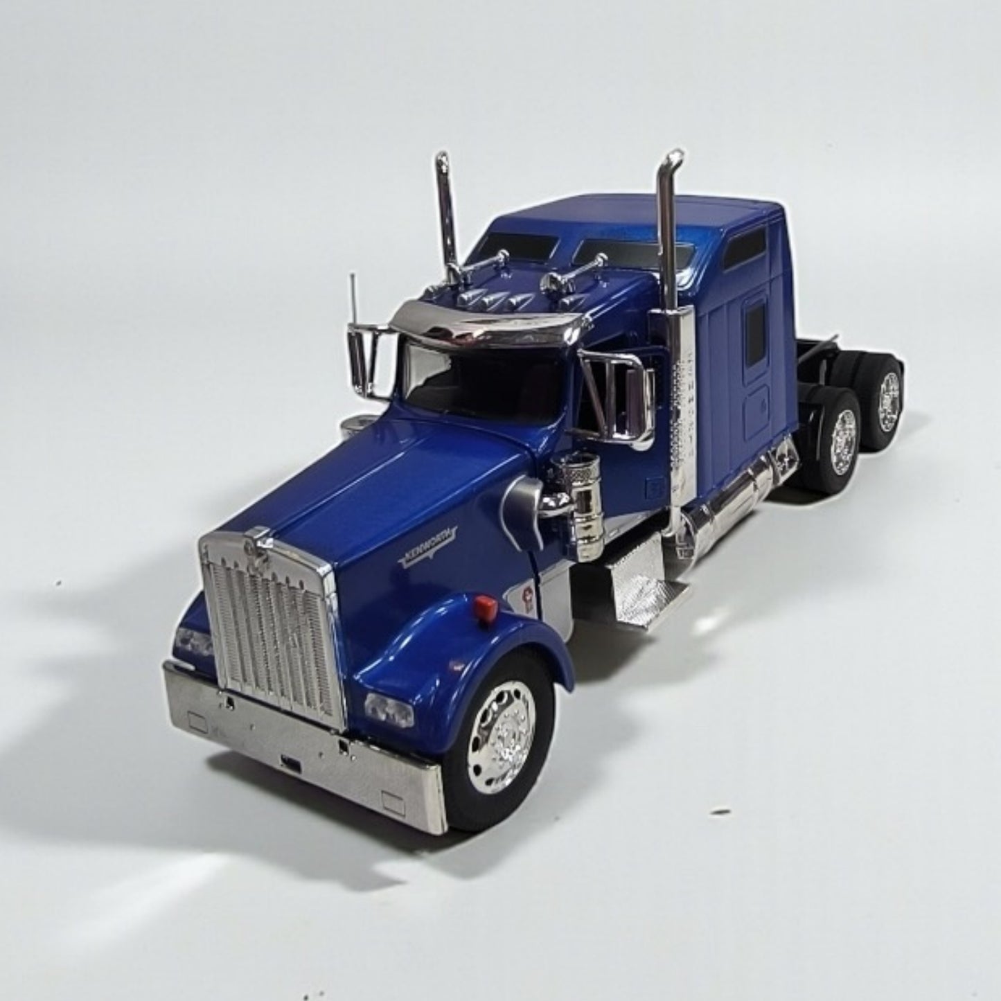 Kenworth W900 Cabezal Negro y Azul Escala 1:32 – Tractocamión Clásico de Colección